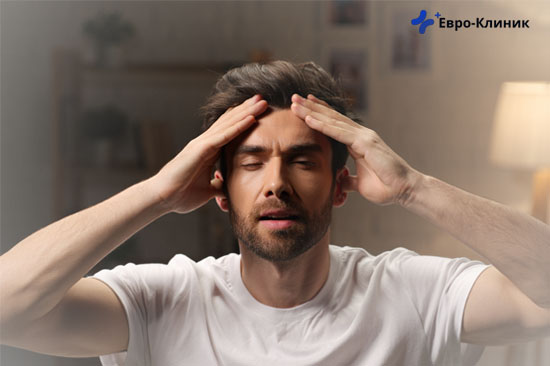 Лечение галлюцинаций Мужчина держится за голову